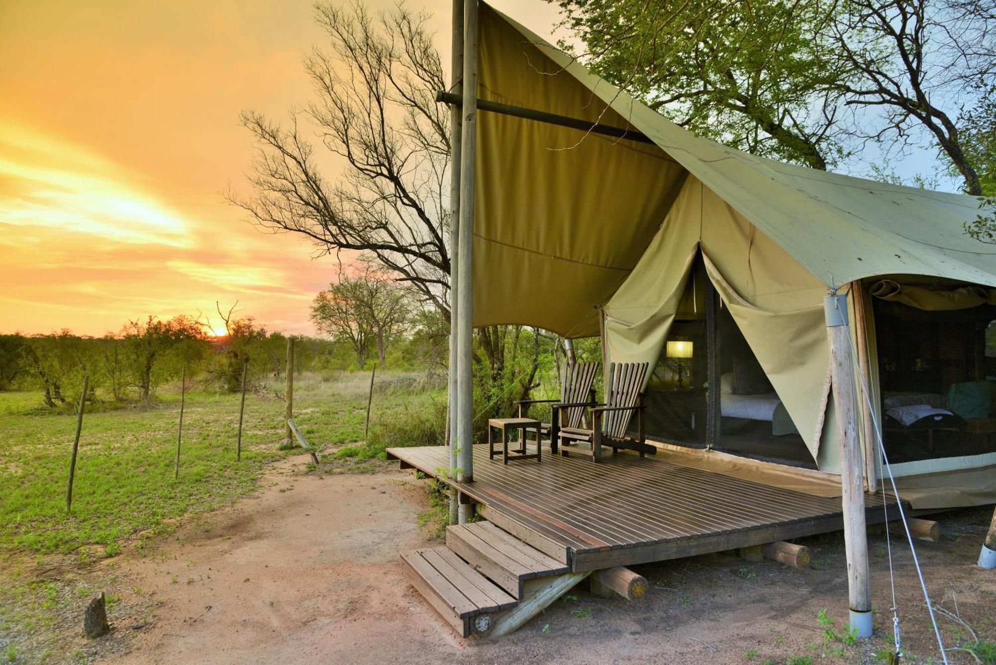 Rhino Walking Safaris Hotel Скукуза Екстериор снимка