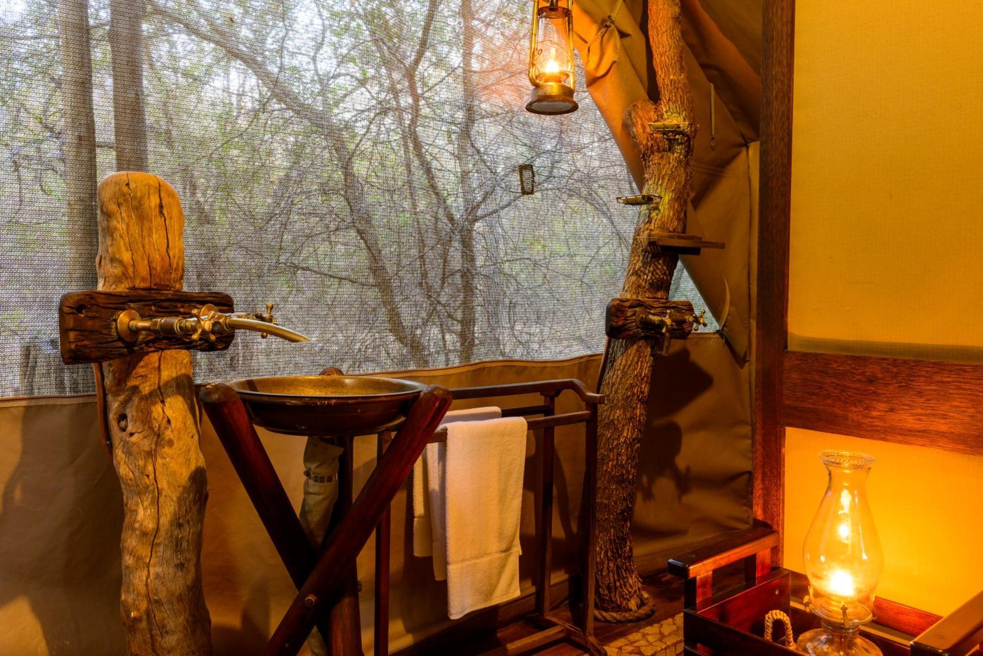 Rhino Walking Safaris Hotel Скукуза Екстериор снимка