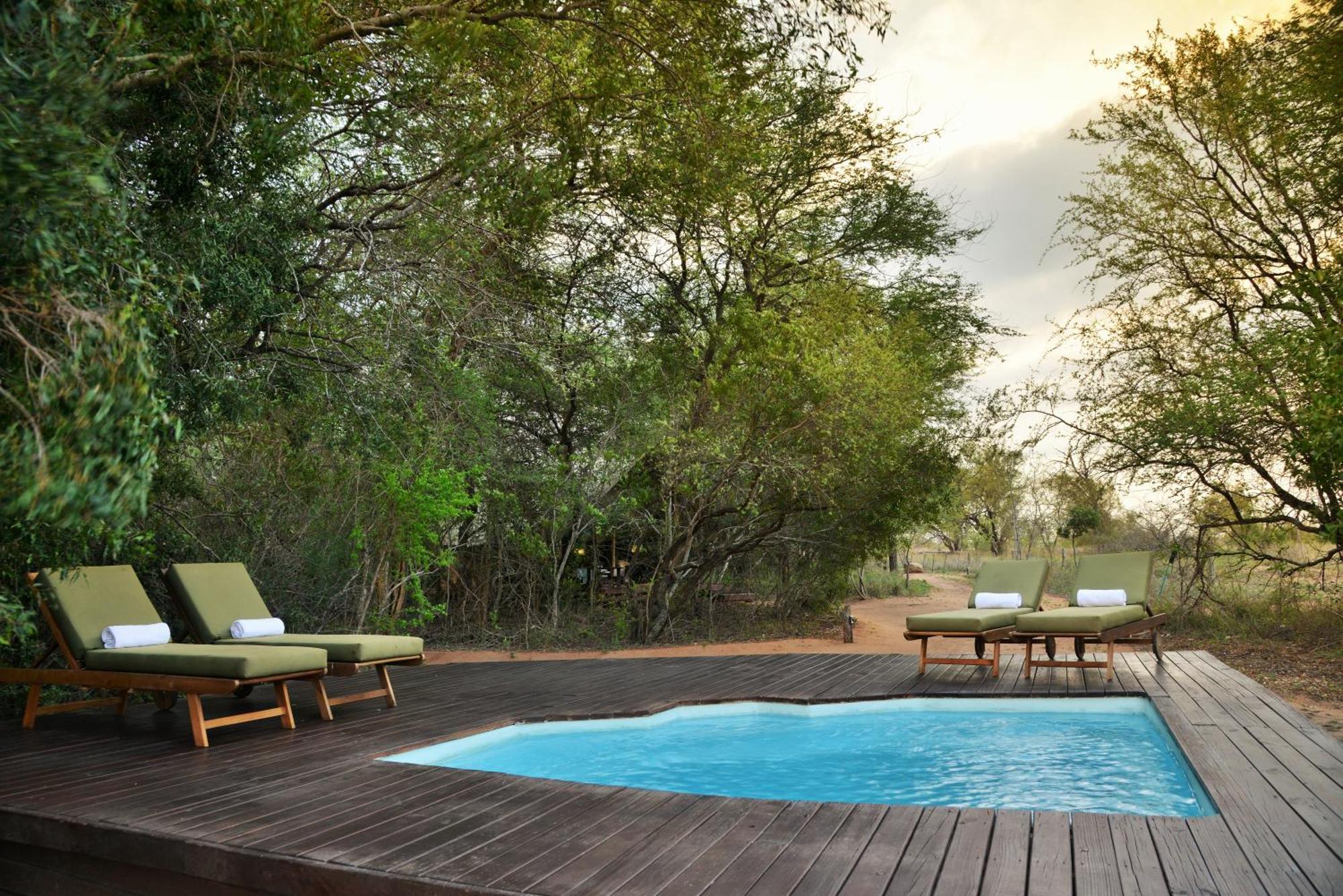 Rhino Walking Safaris Hotel Скукуза Екстериор снимка