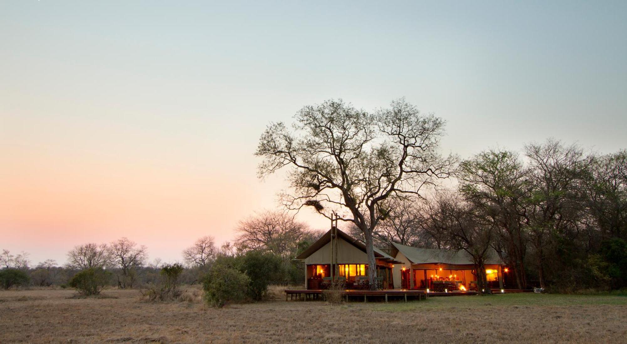 Rhino Walking Safaris Hotel Скукуза Екстериор снимка