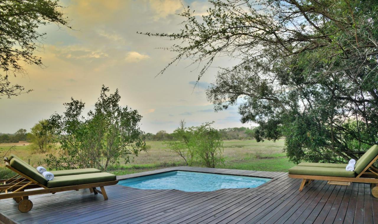 Rhino Walking Safaris Hotel Скукуза Екстериор снимка