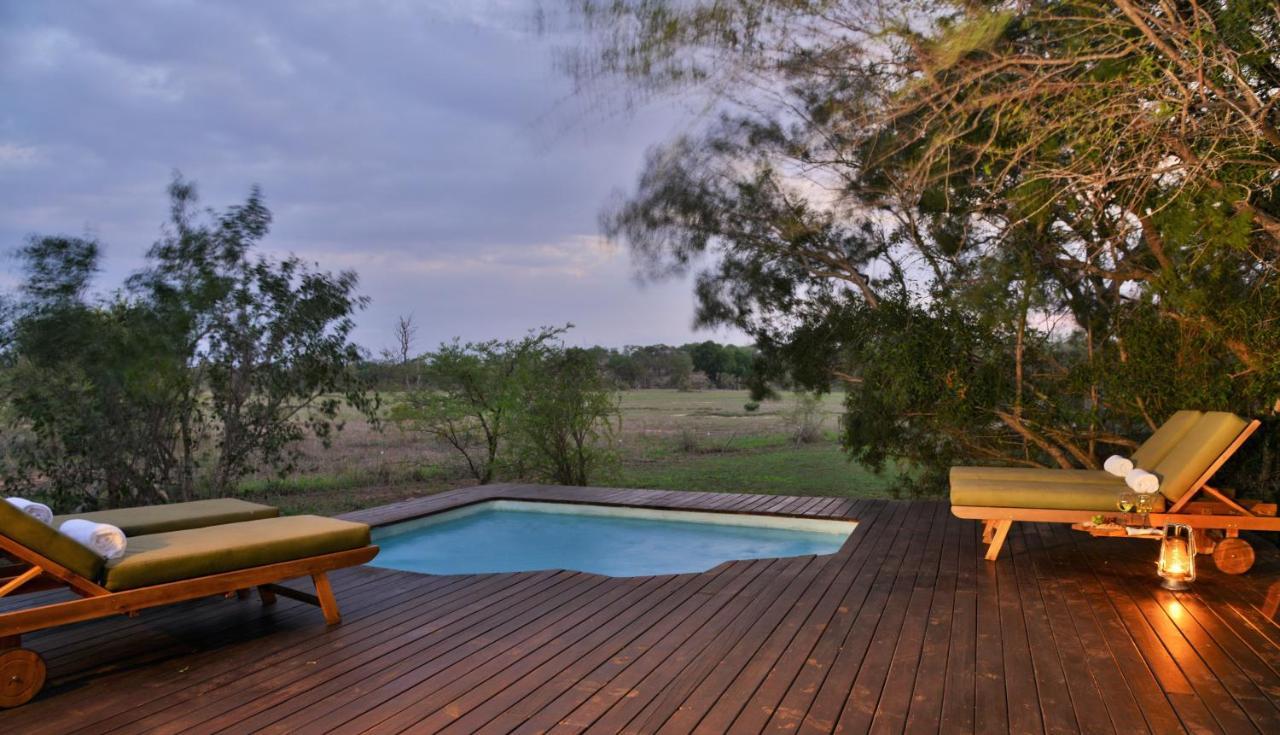 Rhino Walking Safaris Hotel Скукуза Екстериор снимка